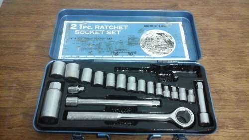PERFECT ADDITION TO YOUR TOOL COLLECTION A FANTASTIC 21 PIECE RATCHET SOCKET SET.