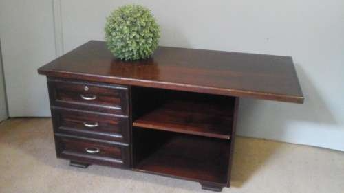 MAGNIFICENT VINTAGE WOODEN DESK. SIMPLY STUNNING PIECE!