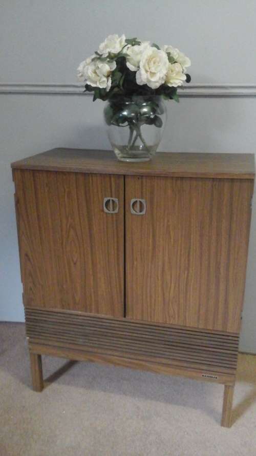 ABSOLUTELY FANTASTIC VINTAGE WOODEN PHILIPS TV UNIT. GORGEOUS AND FUNCTIONAL PIECE!