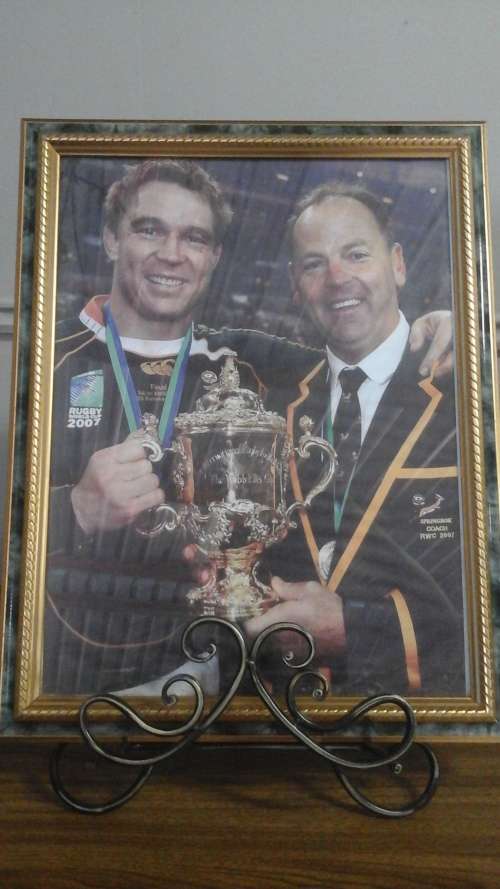 TERRIFIC FRAMED PICTURE OF JOHN SMIT & JAKE WHITE HOLDING THE WEBB ELIS CUP AT THE 2007 RWC!