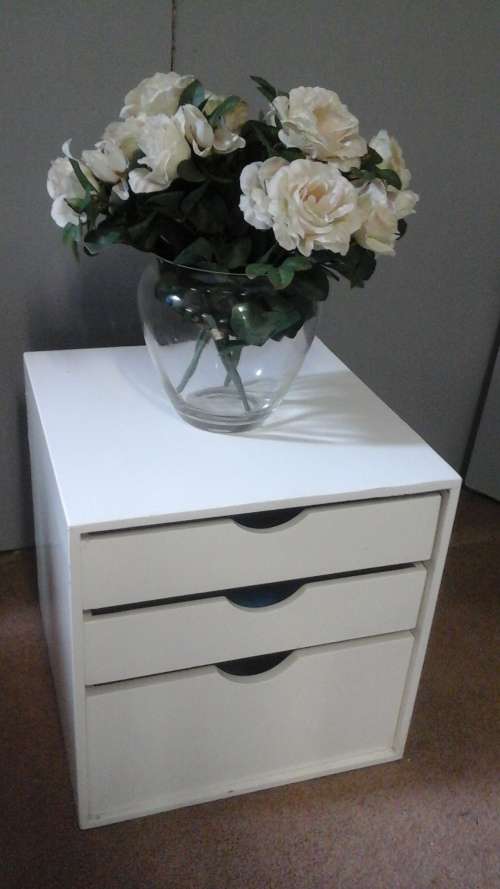 ABSOLUTELY GORGEOUS WOODEN BEDSIDE CABINET. FABULOUS AND FUNCTIONAL PIECE!