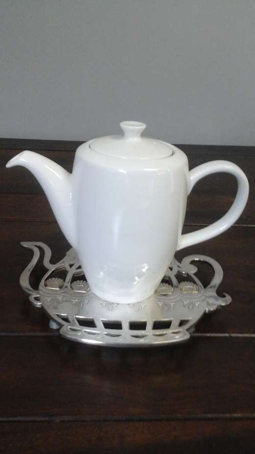 SIMPLY MAGNIFICENT VINTAGE PLATED POT STAND. BEAUTIFUL AND USEFUL PIECE!