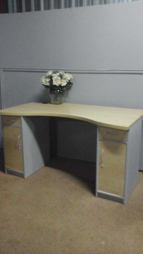 PHENOMENALLY STUNNING CHALK PAINTED WOODEN DESK. GORGEOUS & FUNCTIONAL PIECE!