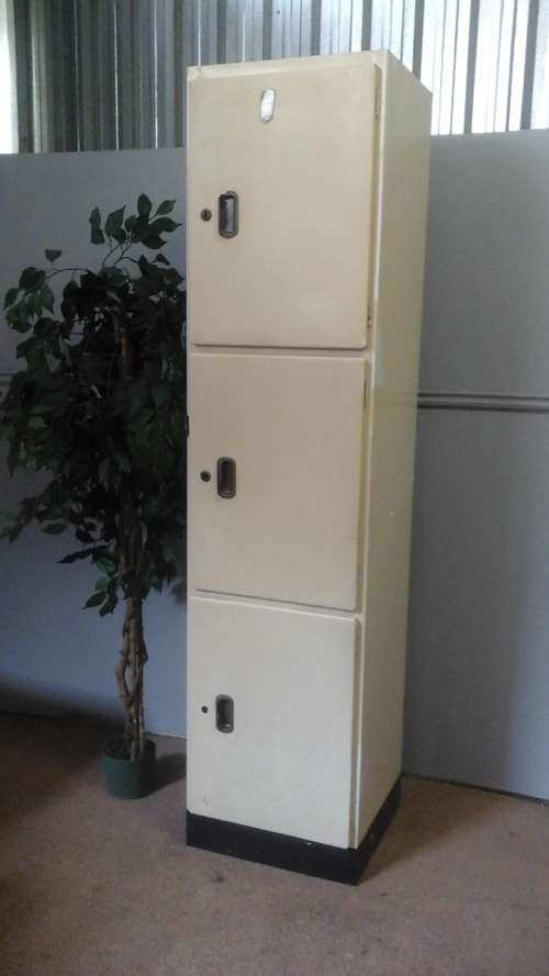 TOTALLY INCREDIBLE VINTAGE STEEL ENAMELED KITCHEN CABINET. FANTASTIC AND HANDY PIECE!
