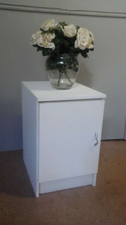 ABSOLUTELY GORGEOUS WOODEN BEDSIDE CABINET. FABULOUS AND FUNCTIONAL PIECE!