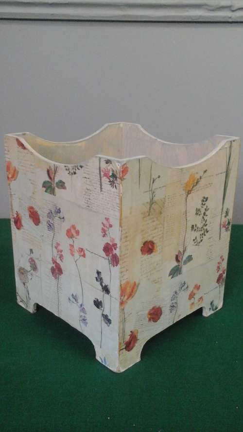 A COSY WOODEN DUSTBIN PERFECT FOR A BATHROOM OR BEDROOM. AWESOME AND HANDY!