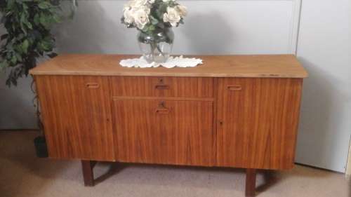 A STUNNING ART DECO STYLE VINTAGE SIDE BOARD. MULTIPLE WOODS. MAGNIFICENT PIECE