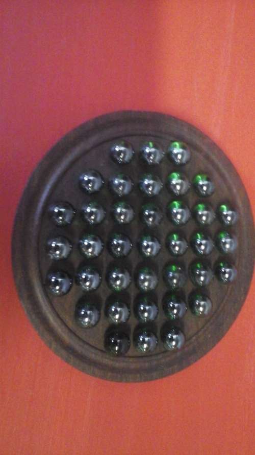 SIMPLY TERRIFIC MINIATURE PEG SOLITAIRE BOARD.AWESOME & ENTERTAINING PIECE!