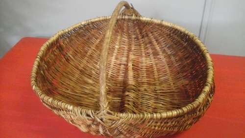 AN INCREDIBLY BEAUTIFUL AND PRACTICAL VINTAGE CANE/GRASS BASKET. NEATLY WOVEN AND WELL DESIGNED