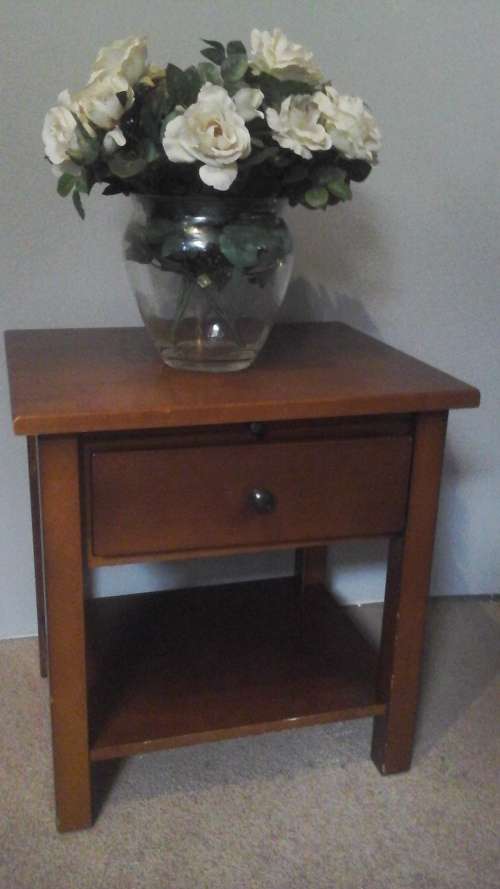 A FANTASTIC STURDY AND STRONG VINTAGE WOODEN BEDSIDE CABINET. HAS A DRAWER AND A SHELF