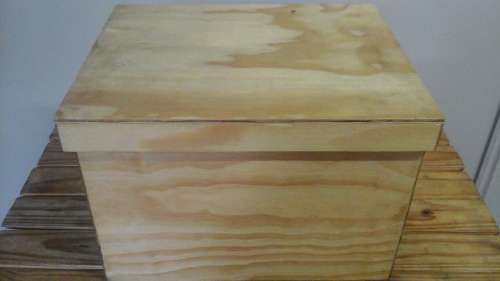 CUTE AND COLLECTIBLE YET STILL PRACTICAL A WOODEN STORAGE BOX WITH A LID AND ROPE HANDLES