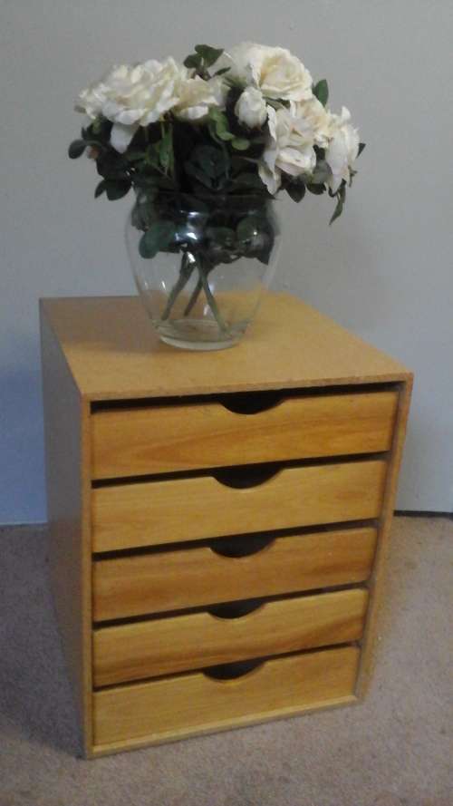 ABSOLUTELY GORGEOUS WOODEN BEDSIDE DRAWERS. FABULOUS AND FUNCTIONAL PIECE!