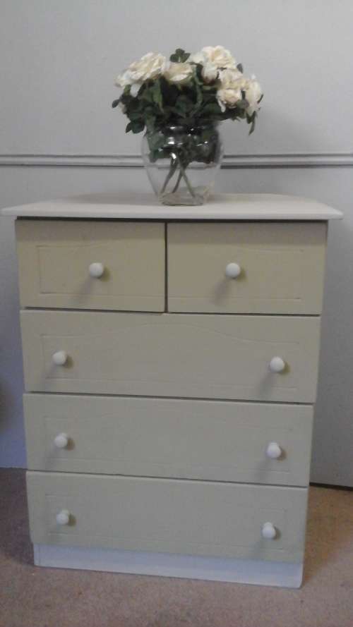 ABSOLUTELY GORGEOUS VINTAGE CHALK PAINTED CHEST OF DRAWERS. FIVE DRAWERS IN TOTAL. FANTASTIC!