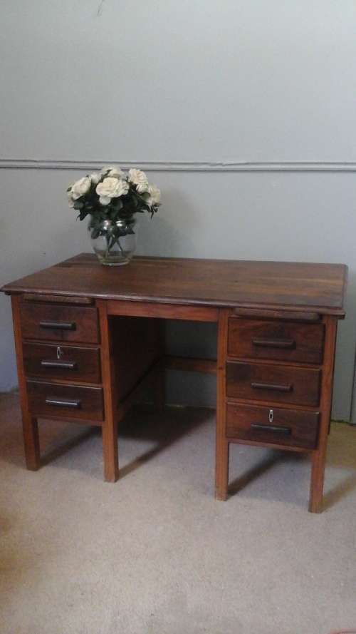 FANTASTIC VINTAGE KIAAT? DESK. AWESOME AND FUNCTIONAL!