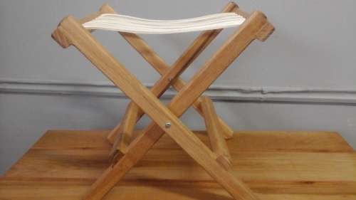 A FANTASTIC CHILDRENS FOLD UP CAMPING STOOL MADE FROM OAK WITH A RIEMPIE SEAT