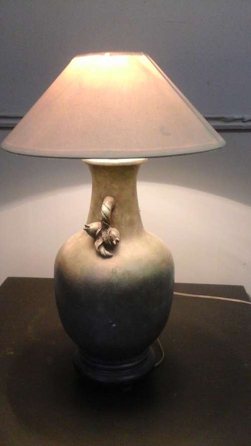 AN AWESOME VINTAGE ALMOST GRETIAN STYLE LARGE CERAMIC TABLE LAMP WITH INTRICATE HANDLES.