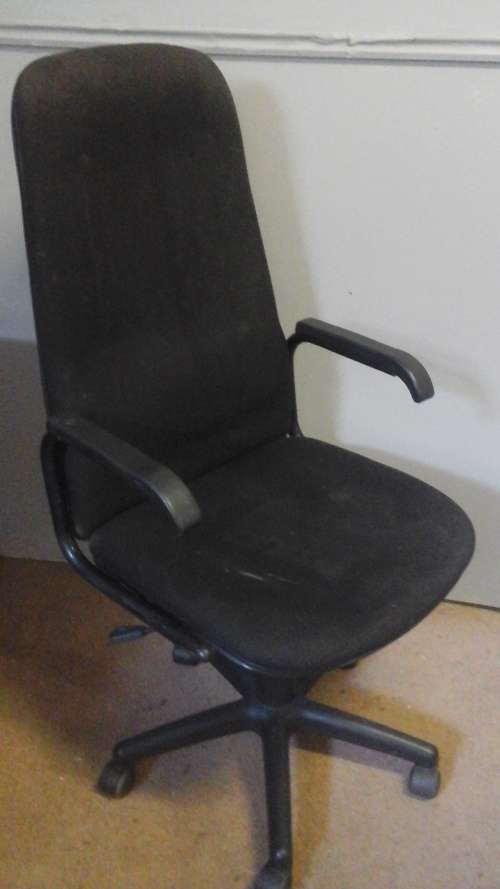 ABSOLUTELY TERRIFIC EXECUTIVE OFFICE CHAIR. FANTASTIC AND PRACTICAL PIECE!