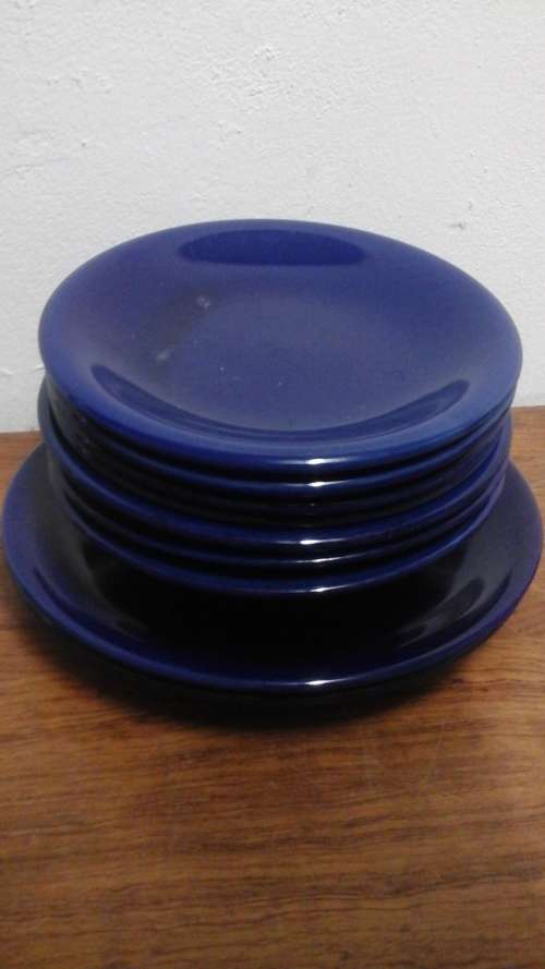 MARVELLOUS. A MIDNIGHT BLUE INCOMPLETECERAMIC/PORCELAIN DINNER SET. REALLY PRACTICAL