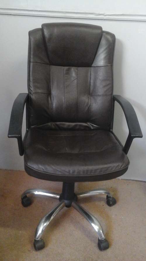 ABSOLUTELY TERRIFIC EXECUTIVE OFFICE CHAIR.  FANTASTIC & PRACTICAL PIECE!