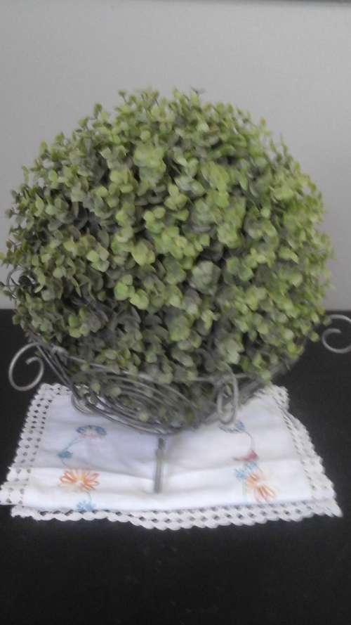 ABSOLUTELY STUNNING WIRE FRUIT BOWL. GORGEOUS AND FUNCTIONAL PIECE!