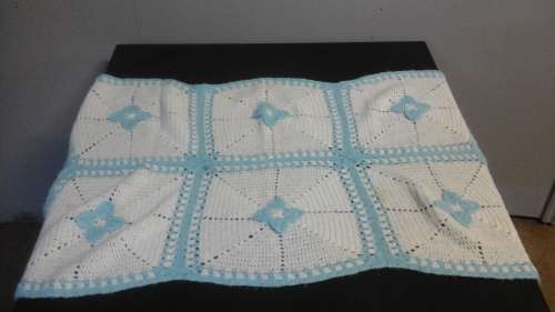 SIMPLY BEAUTIFUL VINTAGE CROCHETED KNEE BLANKET. GORGEOUS PIECE!