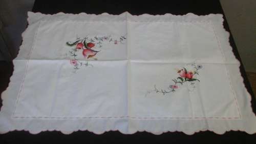 ABSOLUTELY MAGNIFICENT VINTAGE PILLOW CASE. STANDARD SIZE. FLORAL DESIGN. SPECTACULAR PIECE!