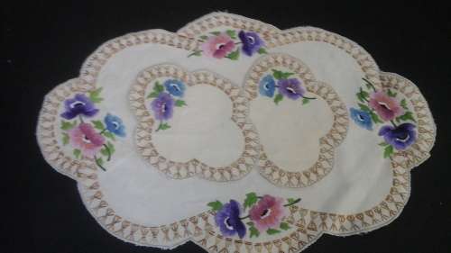 THREE STUNNING VINTAGE TRAY CLOTHS. MADE FROM COTTON. BEAUTIUL AND FANTASTIC SET!