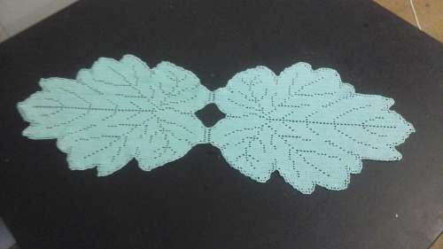 SPECTACULAR VINTAGE CROCHETED RUNNER. DOUBLE LEAFE SHAPED. GREEN. GORGEOUS!
