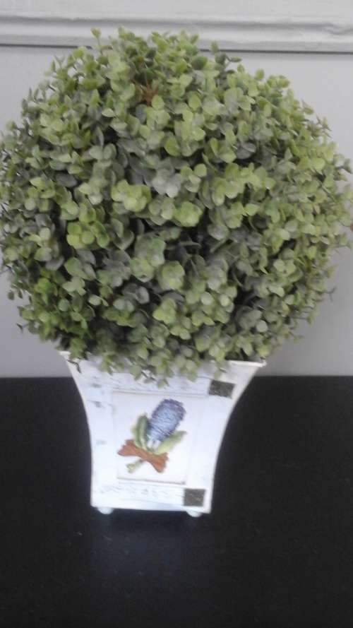 AWESOME STEEL FLOWER POT HOLDER. INCREDIBLE, USEFUL AND VERSATILE PIECE!