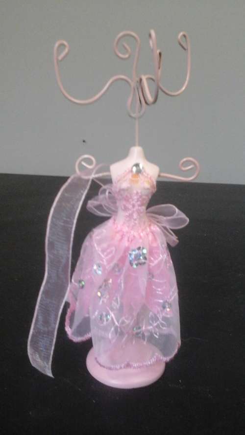 ABSOLUTELY GORGEOUS AND DAINTY LITTLE MANNEQUIN JEWELLERY RACK. RESIN BODY AND STEEL FRAME. STUNNING