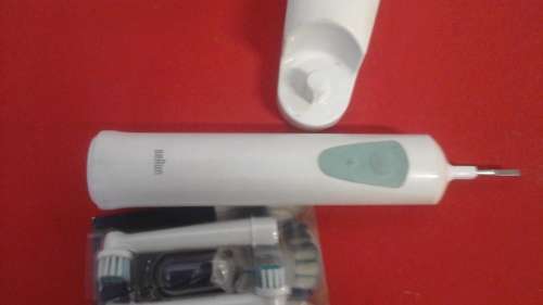 USEFUL AND PRACTICAL BRAUN ELECTRIC TOOTH BRUSH. FANTASTIC PIECE!