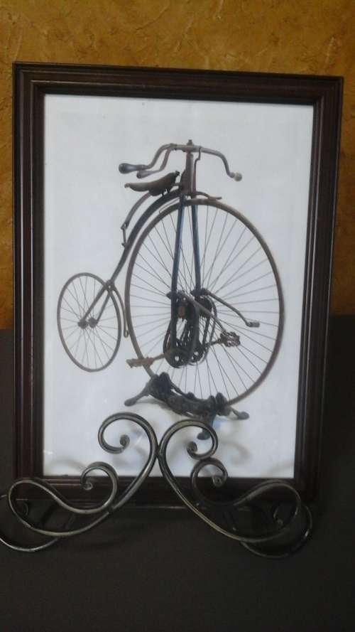 ABSOLUTELY STUNNING BROWN WOODEN FRAME WITH A GORGEOUS PICTURE OF A PENNY-FARTHING. FANTASTIC!