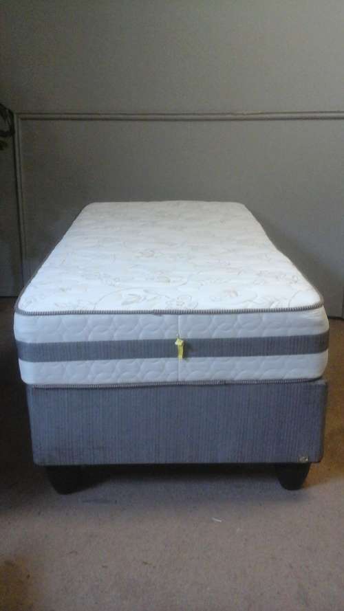 A MAGNIFICENT FIND. A GOOD AS NEW SEALY POSTUREPEDIC SINGLE BASE AND MATTRESS.  WOW!!!!!