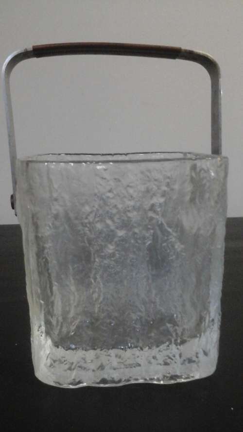 A MARVELLOUS VINTAGE ART DECO STYLE RIPPLED GLASS ICE BUCKET HAS A METAL HANDLE WITH A VINYL INLAY