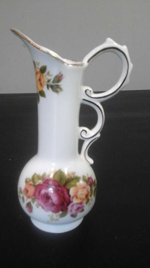 A BEAUTIFUL WHITE FLORAL DECORATED GOLD EDGED COTTAGE ROSE JUG