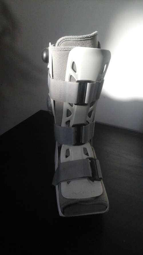 A PRACTICAL AND HANDY AIR CAST MOON BOOT. SIZE SMALL. EXACTLY WHAT THE DOCTOR ORDERED