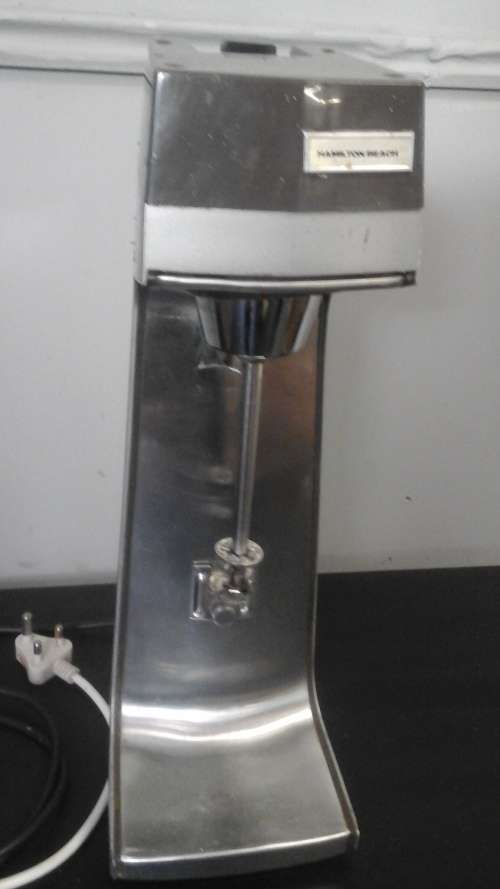 WOW A HEAVY DUTY RESTAURANT HAMILTON BEACH MILKSHAKE MACHINE. PITY THERE IS NO CUP