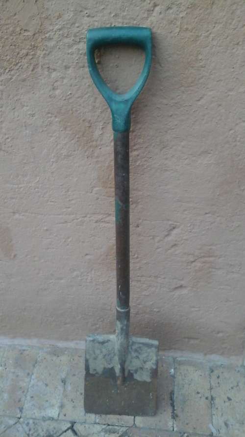 TERRIFIC AND USEFUL GARDEN SPADE/ SHOVEL. FANTASTIC AND HANDY PIECE!