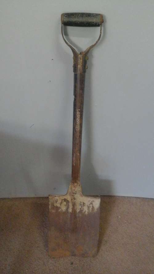 TERRIFIC AND USEFUL GARDEN SPADE/ SHOVEL. ABSOLUTELY FANTASTIC AND HANDY PIECE!