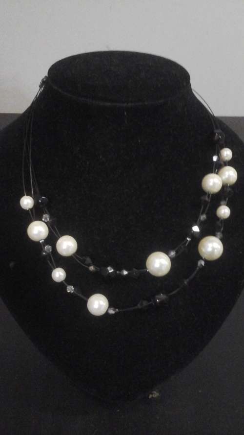 SIMPLY STUNNING BEADED NECKLACE. STUNNING COSTUME JEWELLERY. BEAUTIFUL & FASHIONABLE PIECE!