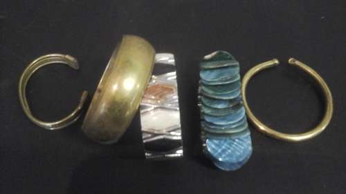 BEAUTIFUL ASSORTMENT OF 5 BANGLES/ BRACELETS.ABSOLUTELY GORGEOUS SET!