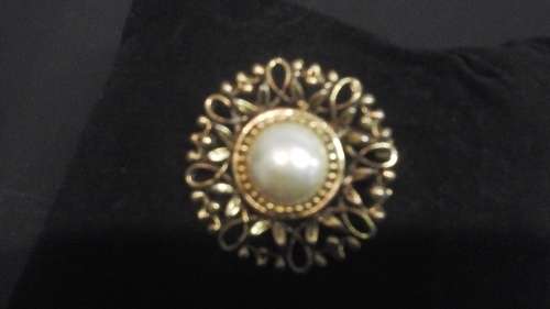 ABSOLUTELY EXQUISITE VINTAGE DRESS BROOCH. SIMPLY ELEGANT PIECE!