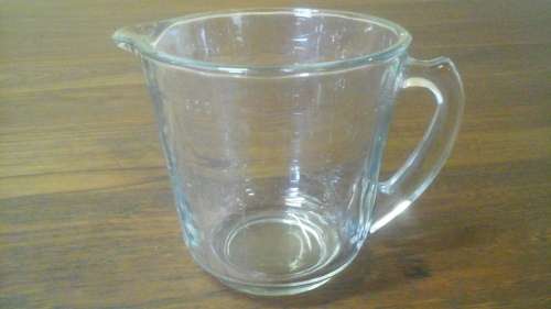 A QUALITY CLASSY LOOKING MEASURING JUG. HARDLY LOOKS USED. DEFINITLY A HANDY ITEM IN THE KITCHEN