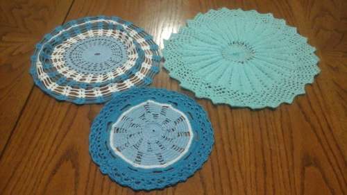 3 STUNNING VINTAGE CROCHETED TRAY CLOTHS. ROUND, RANGE IN SIZE. DIFFERENT BLUES & WHITE. GORGEOUS!
