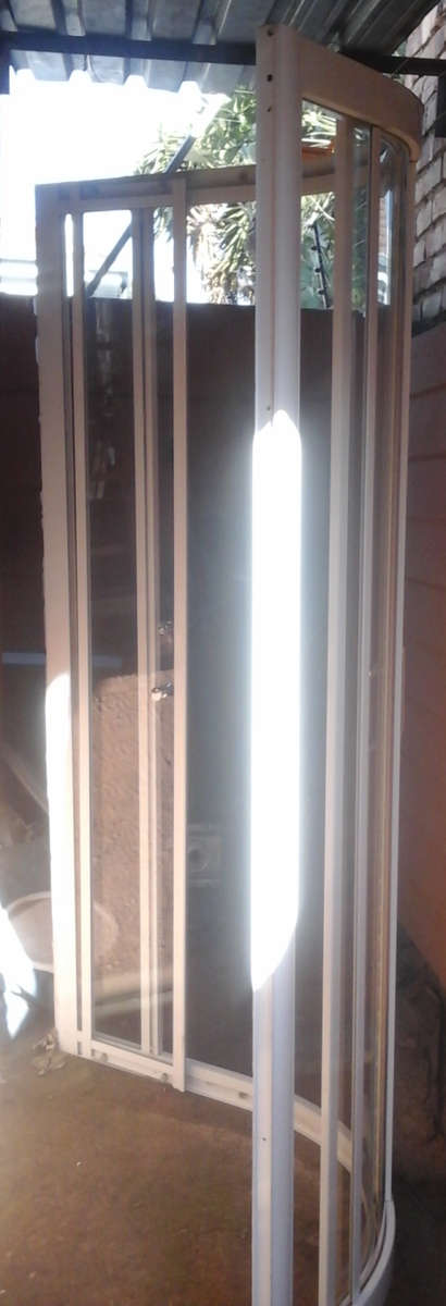 WOW!!  A COMPLETE SHOWER ENCLOSURE. INCLUDING ROOF, PAN AND DOOR. THIS ONE STEAMS AND HAS MUSIC