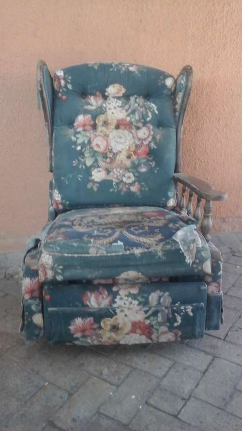 A CLASSIC VINTAGE ROCKING CHAIR FROM AN ERA WHERE FURNITURE WAS BEAUTIFUL. A RESTORATION PROJECT