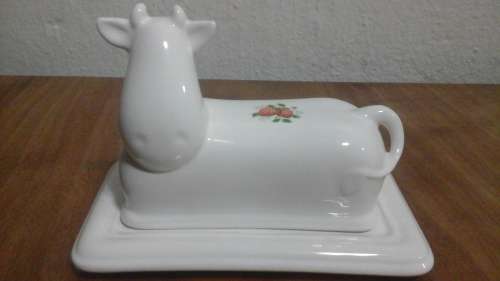 GORGEOUS COW SHAPED BUTTER DISH. STUNNING AND USEFUL!