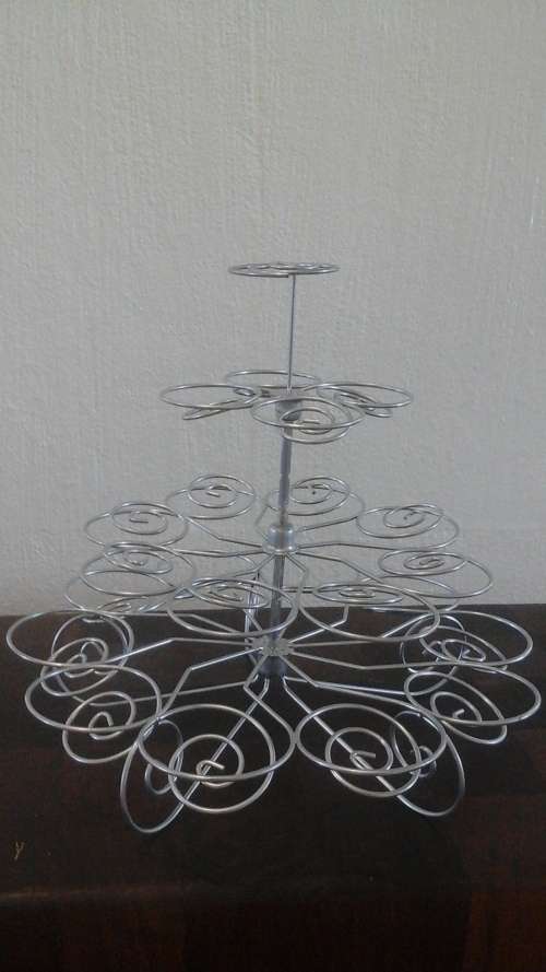 INCREDIBLE & BEAUTIFUL CUPCAKE STAND. STUNNING AND FUNCTIONAL PIECE!