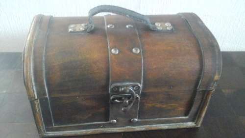 LOVELY WOODEN VANITY/ MAKE UP BOX. SIMPLY MAGNIFICENT PIECE!