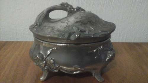 EXQUISITE VINTAGE EMPRESS SILVER PLATED JEWELLERY BOX. BEAUTIFUL PIECE!